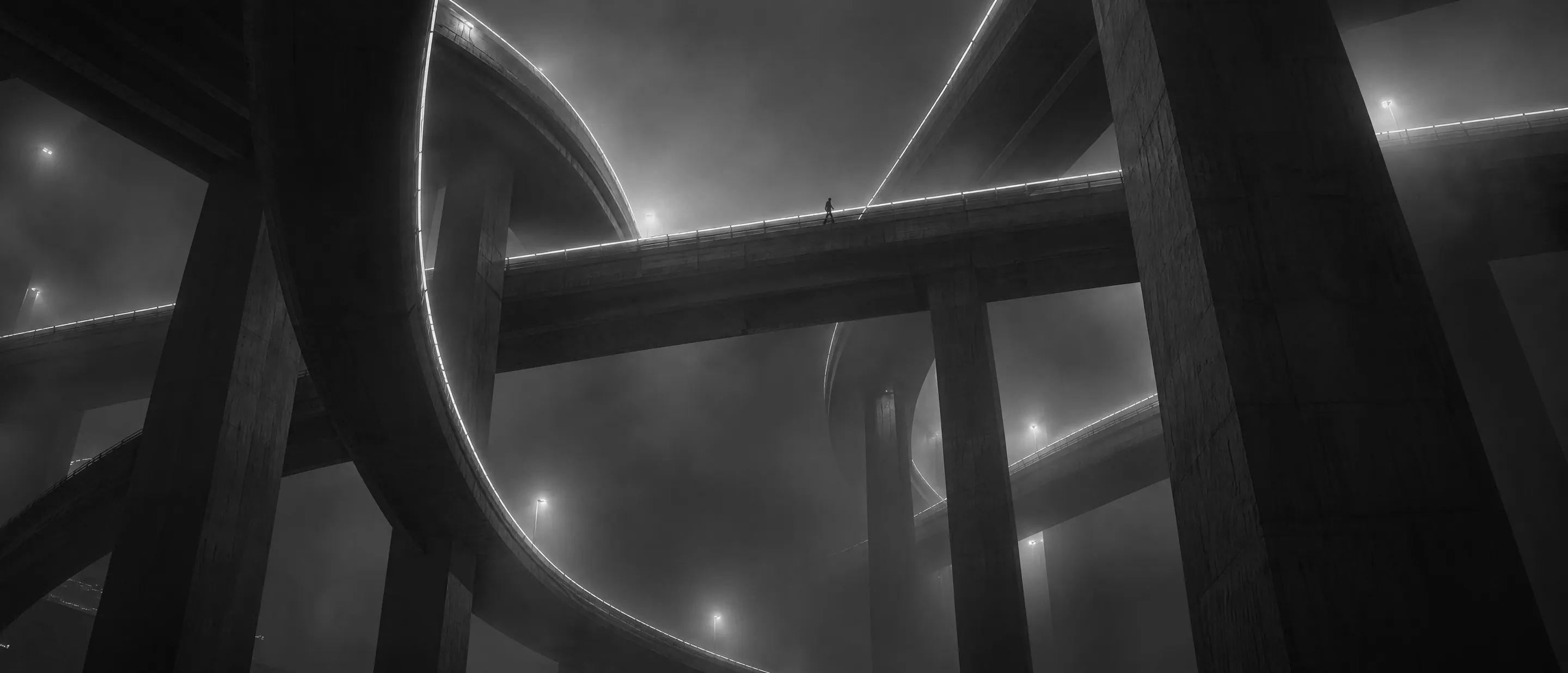 Intercambiador de puentes de hormigón entrelazados en la niebla